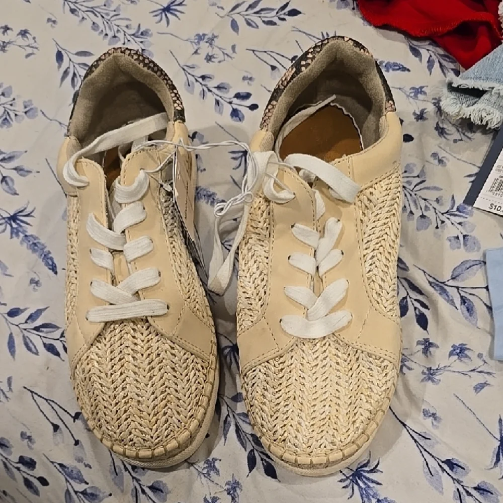 ❤️10/$40 New Women's Cream and Tan Sneakers